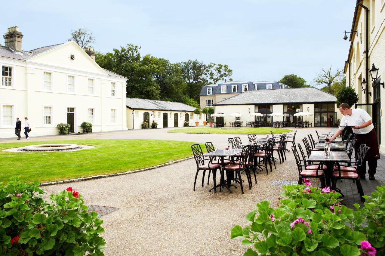 Luton Hoo Hotel, Golf And Spa Dış mekan fotoğraf The courtyard at the hotel