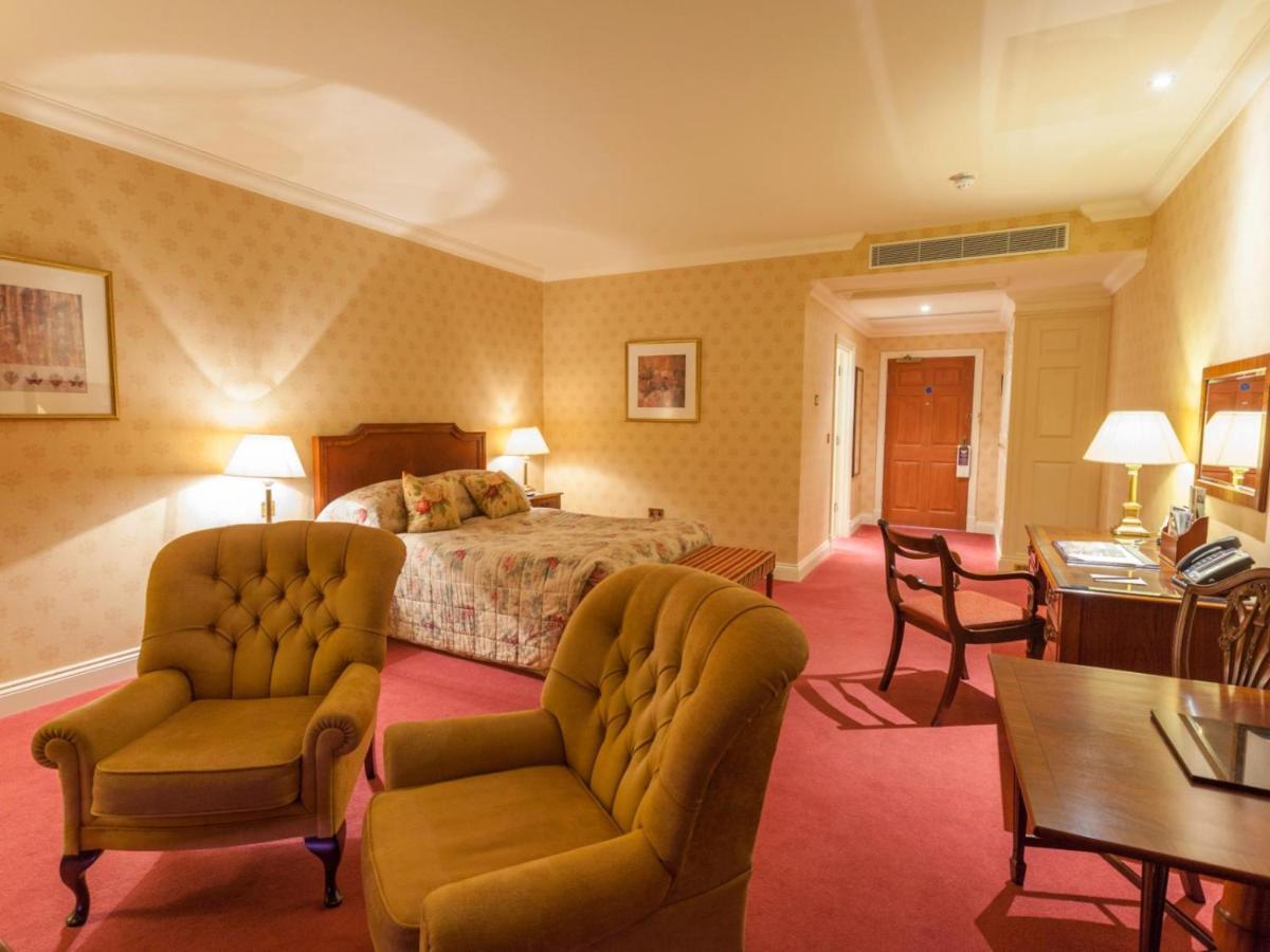 Luton Hoo Hotel, Golf And Spa Dış mekan fotoğraf A bedroom at the hotel
