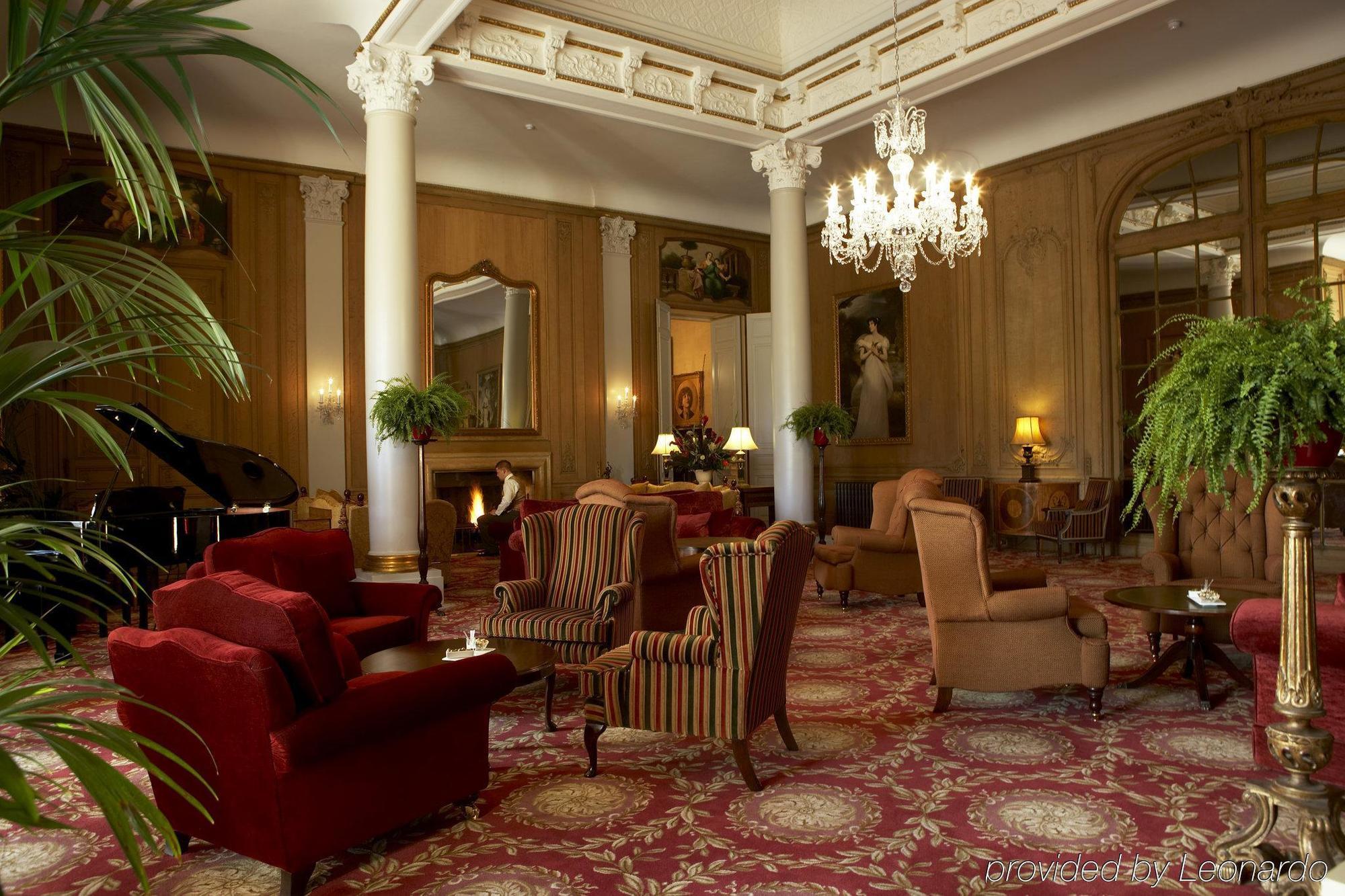 Luton Hoo Hotel, Golf And Spa İç mekan fotoğraf The lobby of the Hotel de la Paix