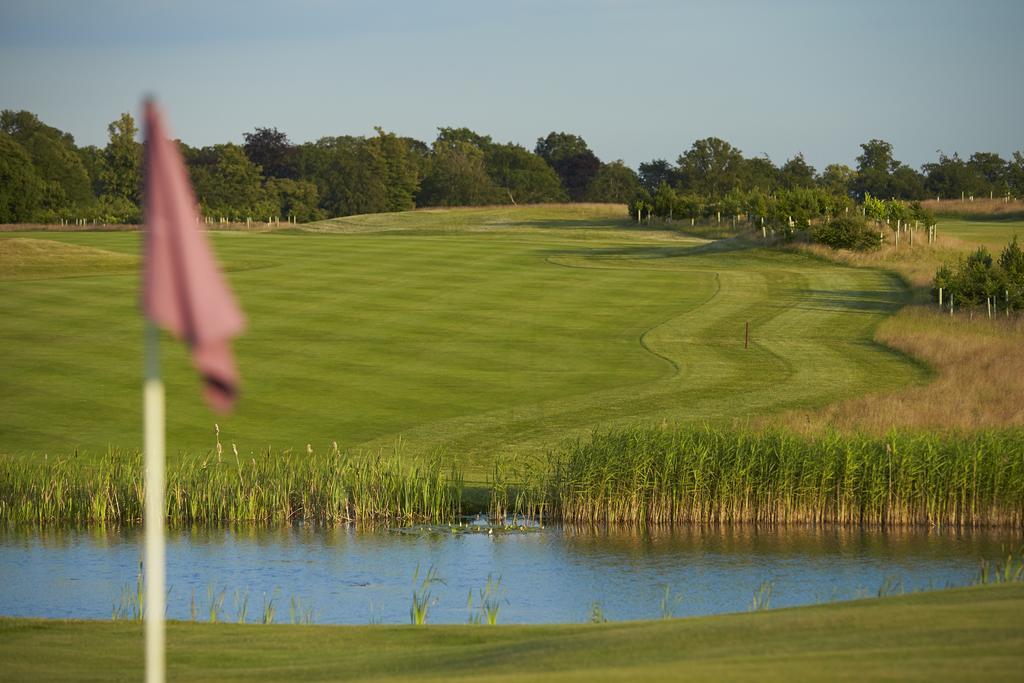 Luton Hoo Hotel, Golf And Spa Dış mekan fotoğraf The 18th green at the 2011 Women's British Open