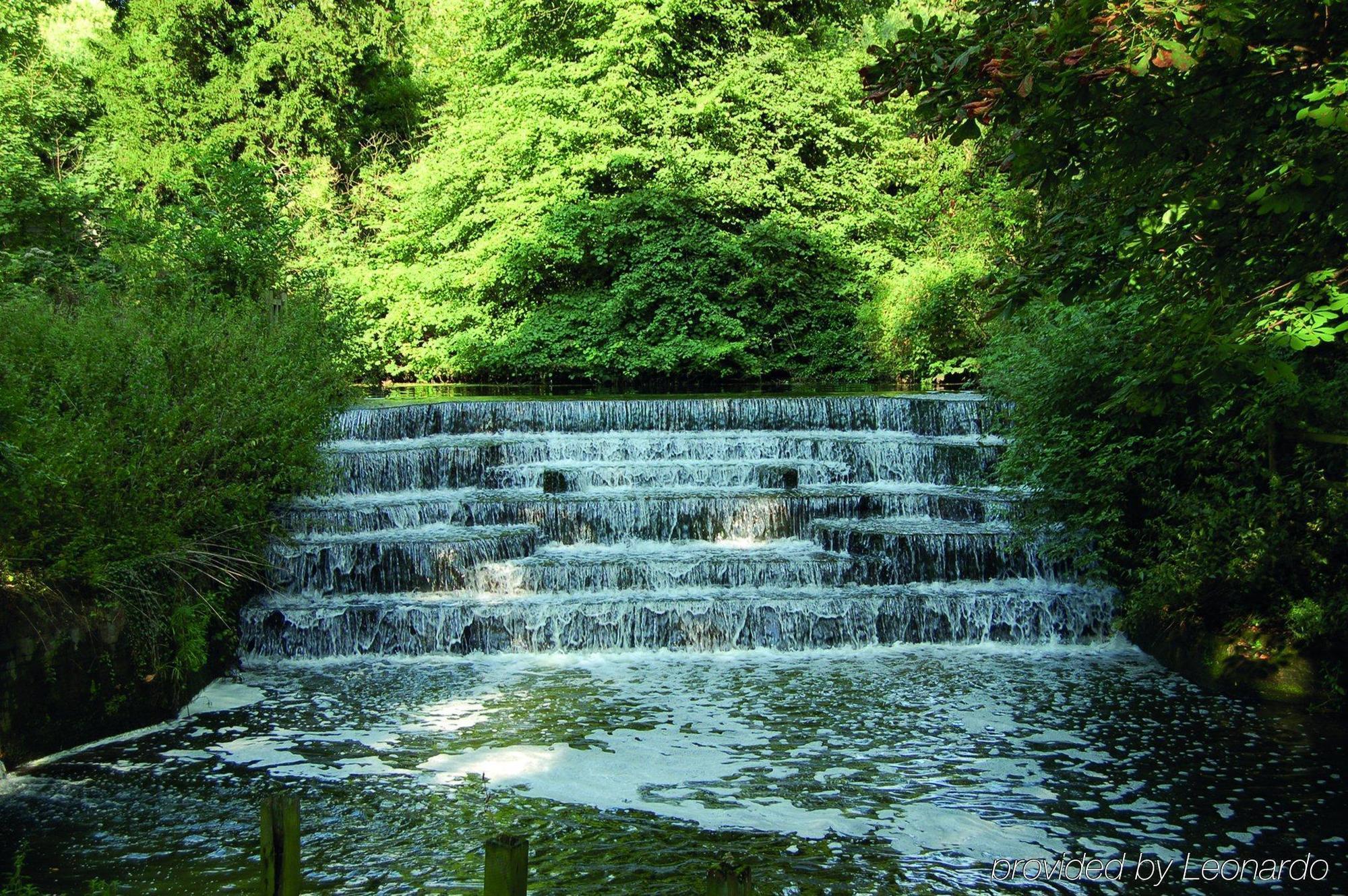 Luton Hoo Hotel, Golf And Spa Konforlar fotoğraf The River Wye at Millers Dale