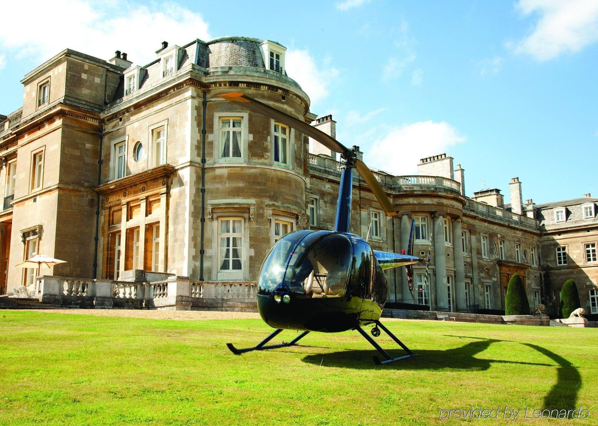 Luton Hoo Hotel, Golf And Spa Konforlar fotoğraf The helicopter landing at the hotel