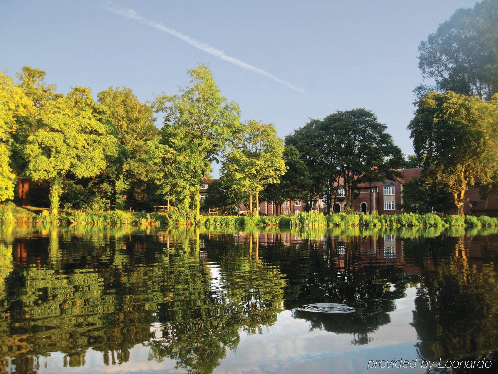 Luton Hoo Hotel, Golf And Spa Konforlar fotoğraf The lake in the town park