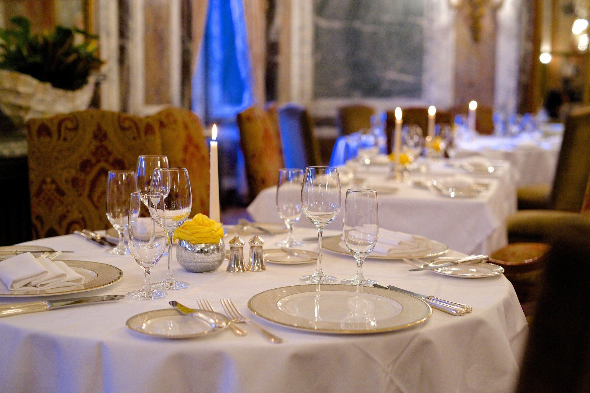 Luton Hoo Hotel, Golf And Spa Restoran fotoğraf A table set for fine dining