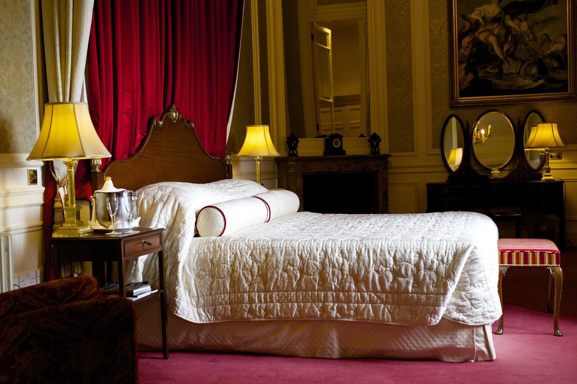 Luton Hoo Hotel, Golf And Spa Dış mekan fotoğraf The bedroom of the Prince of Wales at Buckingham Palace