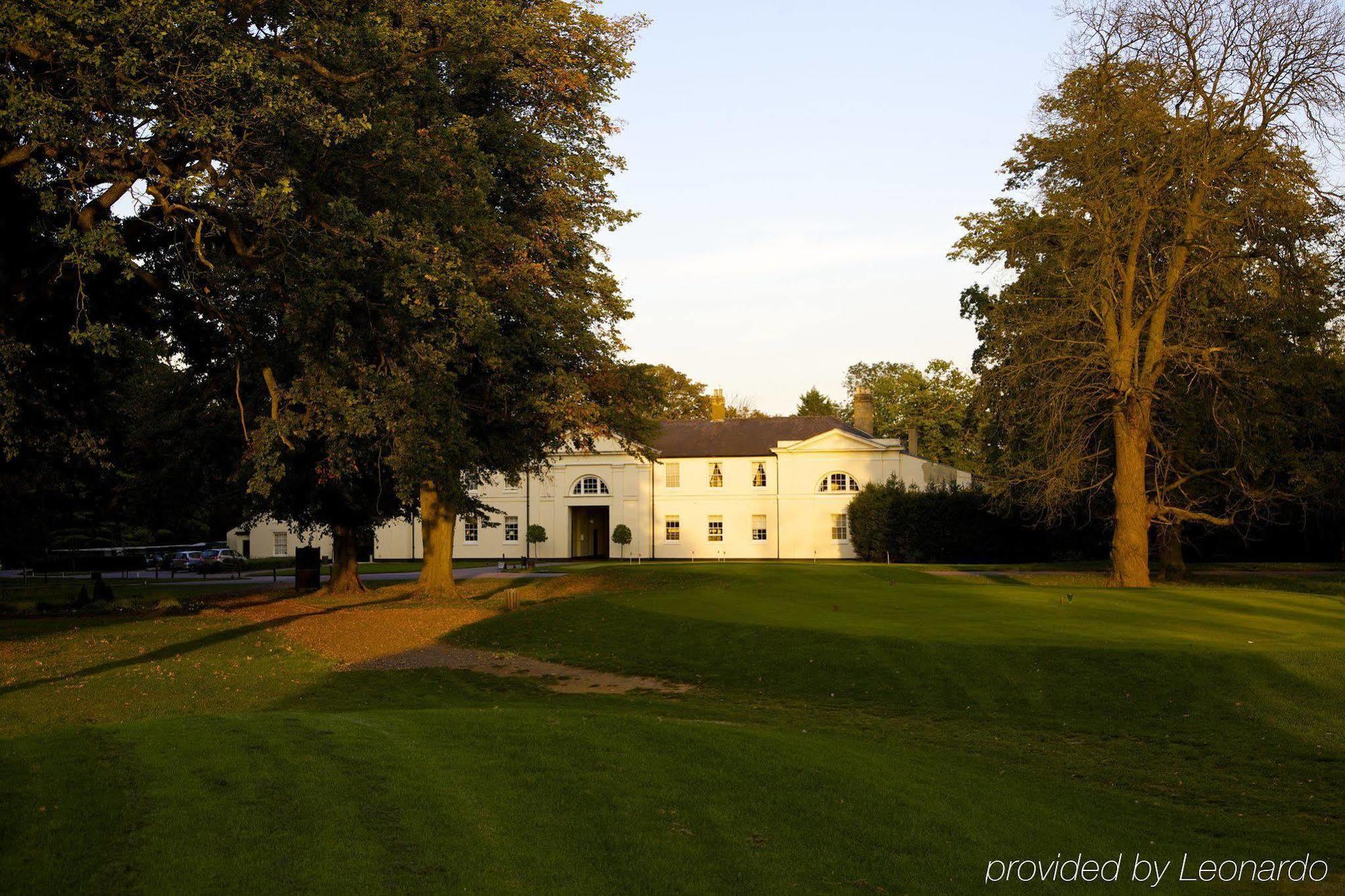 Luton Hoo Hotel, Golf And Spa Dış mekan fotoğraf The former stable block at the rear of the house