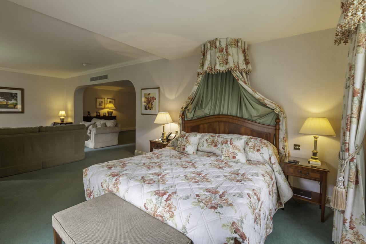 Luton Hoo Hotel, Golf And Spa Dış mekan fotoğraf A bedroom at the hotel