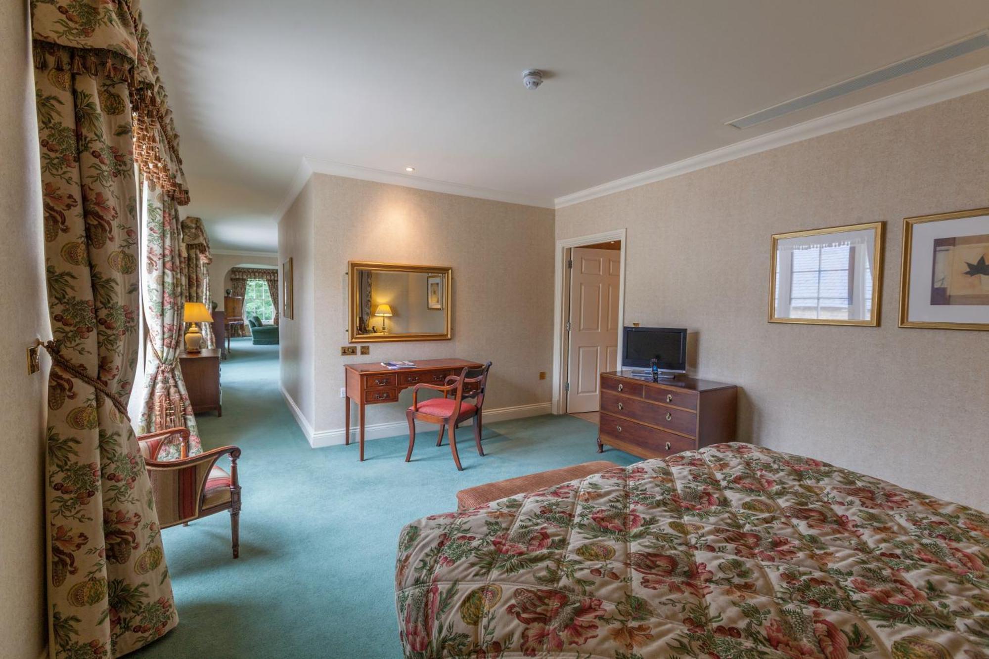 Luton Hoo Hotel, Golf And Spa Dış mekan fotoğraf A bedroom at the hotel